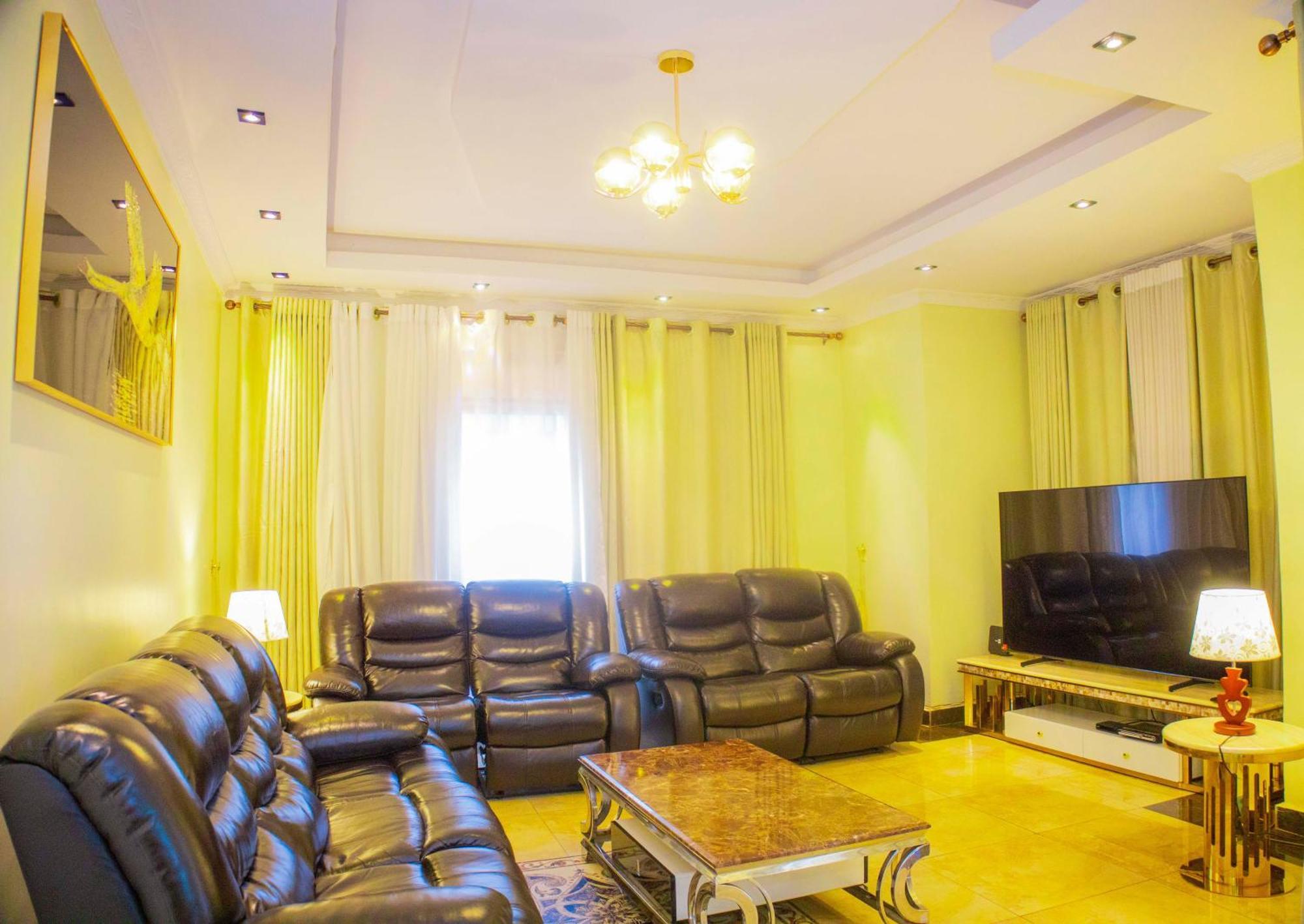 The Vibrant Lodge Gacuriro Кигали Екстериор снимка